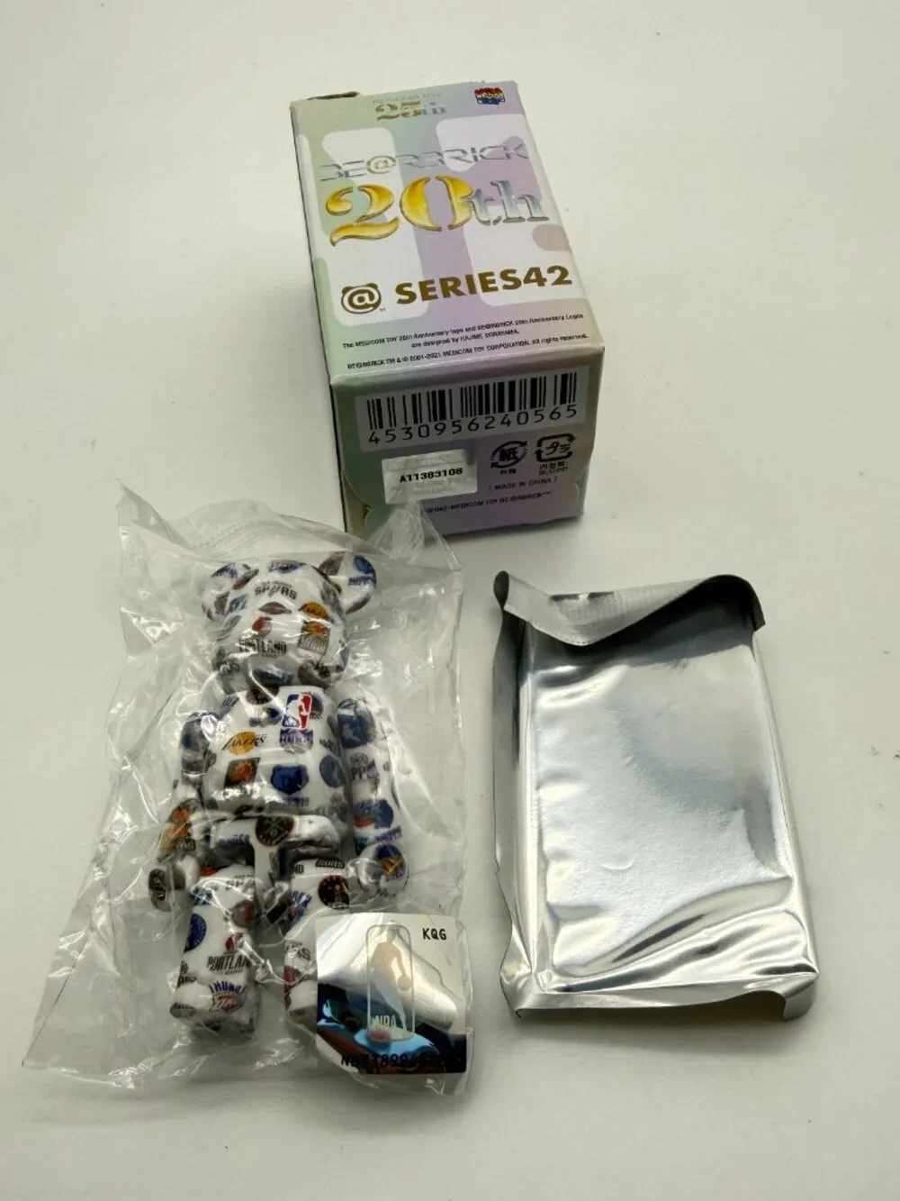 Bearbrick Series 42 NBA WEST Hero Medicom 100% Figure